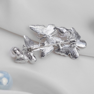Брошь 4437846 «Бабочки, трио с жемчужинами» белый/серебро в интернет-магазине Швейпрофи.рф