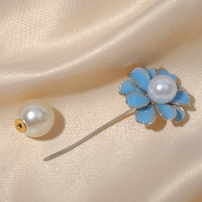 Булавка декоративная 7077781 «Цветок-зефир» 5 см бело-голубой/никель в интернет-магазине Швейпрофи.рф