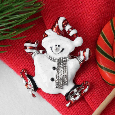 Брошь 4965505 «Снеговик» серебро/красный/белый в интернет-магазине Швейпрофи.рф