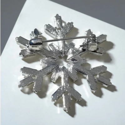 Брошь 6869916 «Снежинка» белый/серебро в интернет-магазине Швейпрофи.рф