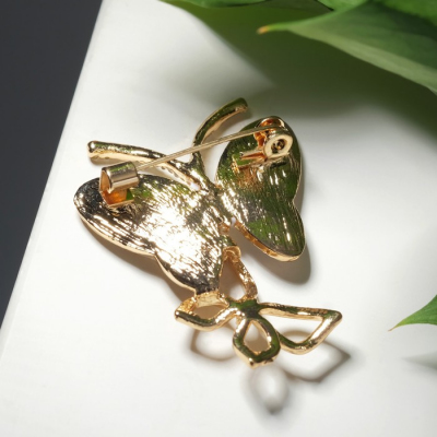 Брошь 6885371 «Ракушка» бабочки белый/золото в интернет-магазине Швейпрофи.рф