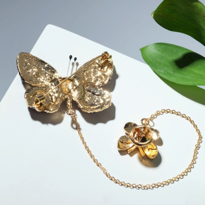 Брошь 7108651 «Бабочка» золото/фиолетовый в интернет-магазине Швейпрофи.рф