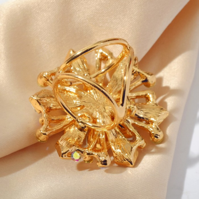 Украшение 7114054 для платков и шарфов «Цветы» белый/золото в интернет-магазине Швейпрофи.рф