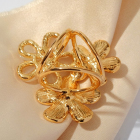 Украшение 7114046 для платков и шарфов «Цветочное трио» белый/бежевый/золото в интернет-магазине Швейпрофи.рф