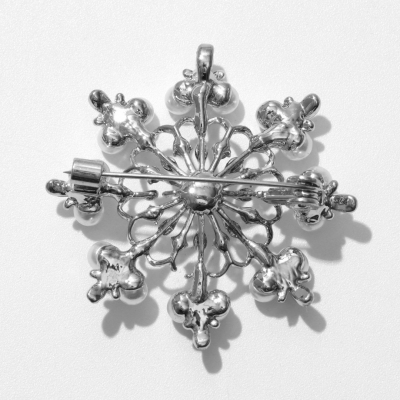 Брошь 9192694 «Снежинка» лучистая белый/серебро в интернет-магазине Швейпрофи.рф