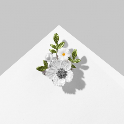 Брошь 9614499 «Цветы» белый/зеленый/серебро в интернет-магазине Швейпрофи.рф
