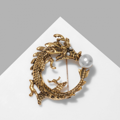 Брошь 9618600 «Дракон» жемчужный шар белый/черненое золото в интернет-магазине Швейпрофи.рф